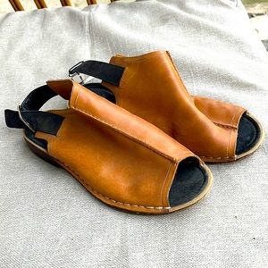 Clarks leather sandals good condition. Worn once. Smoke free home. Size 8.5.